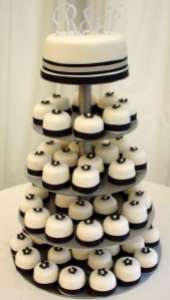 Black-and-white-wedding-cake-with-cupcake